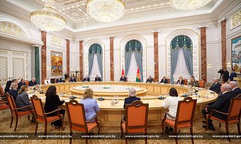 Президент Беларуси Александр Лукашенко 22 января вручил дипломы доктора наук и аттестаты профессора научным и научно-педагогическим работникам